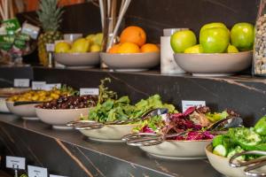 伯萨Levor Hotel的陈列在架子上的水果和蔬菜碗