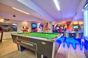 梅利哈db Seabank Resort + Spa All Inclusive的一间带台球桌和街机游戏的房间