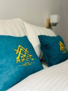 阿特劳Apec Hotel的床上有2个蓝色枕头