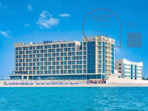拉斯阿尔卡麦Radisson Resort Ras Al Khaimah Marjan Island的海滩上酒店的景色