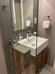 沙迦luxury 1 BR studio in Sharjah的一间带水槽和镜子的浴室