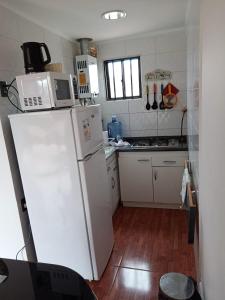 皮什丹吉Cabañas Mediterraneas的厨房配有白色冰箱和微波炉