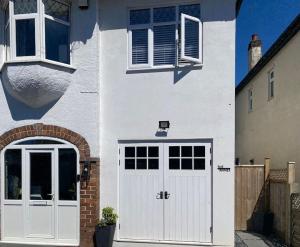 SaltfordThe Annex, Bath Road, Saltford的白色的房子,有白色的门和窗户