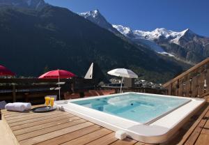 夏蒙尼-勃朗峰瑞士公园温泉酒店的山底甲板上的热水浴池