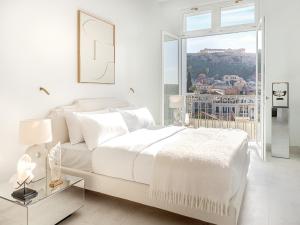 雅典The Dolli at Acropolis的白色的卧室设有床和大窗户