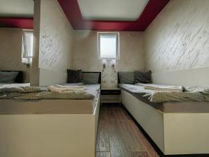 松博尔OldBrick PUB的一间客房内配有两张床的房间