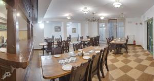 赖曼瑙-兹德鲁伊Świtezianka的大型用餐室配有木桌和椅子