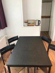 EVASIONLOISIRS的一张黑桌子和椅子