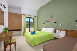 伊利索斯艾里奥纳斯公寓的一间设有一张绿床罩的床的房间