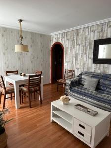 瓦伦西亚Cristina Apartamento Center的客厅配有沙发和桌子
