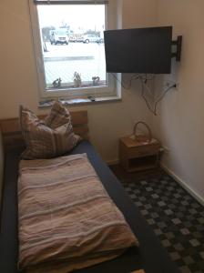 Bed & Breakfast Preith的一间卧室配有一张床和一台平面电视