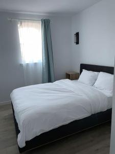 布罗蒙Bromont Lodge 871 Shefford suite 205的卧室配有一张大白色床和窗户