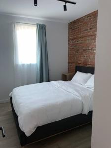 布罗蒙Bromont Lodge 871 Shefford suite 205的卧室配有白色的砖墙床
