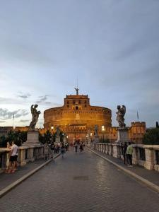 罗马Vatican Vacation Home Interno 2的一座大型建筑,人们在桥上行走