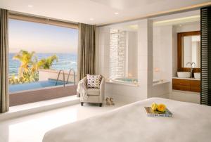 佩亚Cap St Georges Villas的海景卧室和浴缸