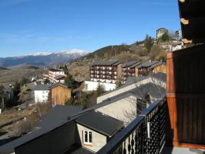 丰罗穆Chalet les lupins-T3的享有拥有建筑和山脉的城市美景