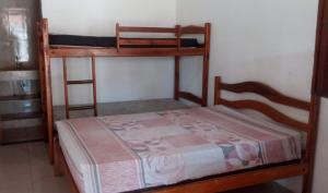 伊塔帕里卡岛维拉克鲁兹Cantinho do Relax的一间卧室配有两张双层床。