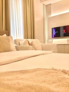 巴科洛德AZRA Bacolod at Mesavirre Garden Residences的客厅配有两张床和一台平面电视