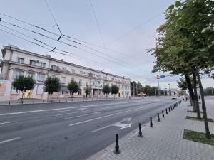 基希讷乌Boulevard Ultra Central Apartments in the heart of Chisinau的一条空荡荡的街道,路边有建筑