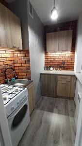 桑多梅日Apartament w Sandomierzu przy Starówce的小厨房配有炉灶和水槽