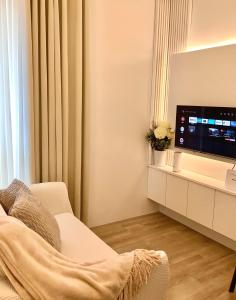 巴科洛德AZRA Bacolod at Mesavirre Garden Residences的带沙发和电视的客厅