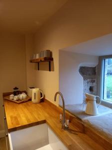 斯基普顿Henry's Cottage的厨房配有水槽和木制台面