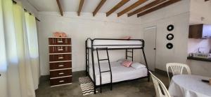 利马Fundo Don Ricardo的一间卧室配有两张双层床。