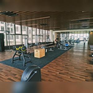 马六甲D'RZ Muslim Seaview Homestay Bali Residence的健身房设有数台跑步机和健身器材