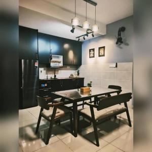 马六甲D'RZ Muslim Seaview Homestay Bali Residence的厨房配有桌椅和冰箱。
