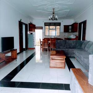 卡巴莱Villa Bunyonyi的带沙发的客厅和厨房