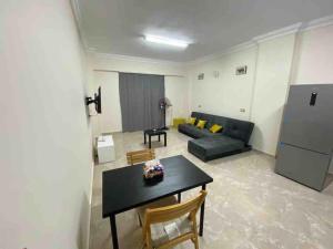 开罗New Cairo Luxury Apartment in luxury villa basement的客厅配有桌子和沙发