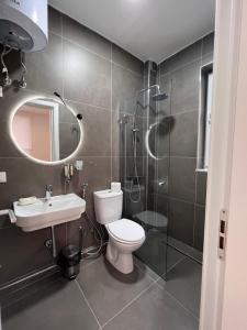 地拉那Grand Park & Bllok Area Rooms的浴室配有卫生间、淋浴和盥洗盆。