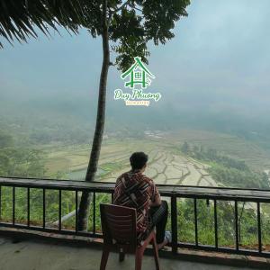 清化Pu Luong - Duy Phuong Homestay的坐在椅子上,望着山谷的人