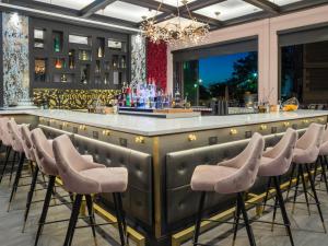 尼亚加拉瀑布voco - The Cadence, an IHG Hotel的餐馆里一排凳子的酒吧