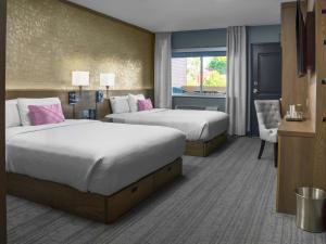尼亚加拉瀑布voco - The Cadence, an IHG Hotel的酒店客房配有两张床和一张书桌