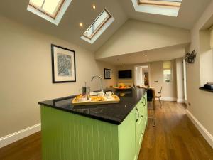 凯西克Wordsworth House的带天窗的客房内设有带绿色岛屿的厨房