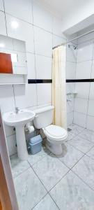 伊瓜苏港Orquídeas De La Selva的白色的浴室设有卫生间和水槽。