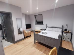 利物浦Shared house close to Liverpool city center & LFC/EFC的卧室配有一张床,墙上配有电视。