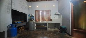 贾夫纳Aache Veedu Farm House的客房内的盥洗盆浴室