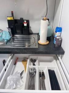 门兴格拉德巴赫2Schlafenzimmer waschen möglich的台面上装满餐具的冰箱抽屉
