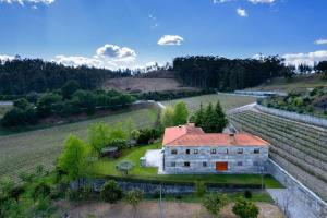 吉马良斯Quinta Picouto de Cima的田野房屋的空中景观