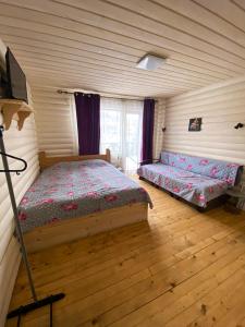 亚布卢尼齐亚Royal Yablunytsya的一间铺有木地板的客房内配有两张床的卧室