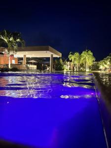 皮帕Île de Pipa com Hidromassagem的大楼前的蓝色灯光游泳池