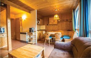 上陶恩Stunning Home In Hohentauern With 4 Bedrooms的带沙发和桌子的客厅以及厨房。