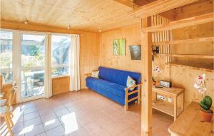 上陶恩Beautiful Home In Hohentauern With 4 Bedrooms的客厅设有蓝色的沙发和窗户。
