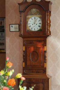 惠特比萨克森维尔酒店的祖父钟表坐在墙上