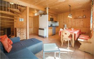 上陶恩Stunning Home In Hohentauern With 3 Bedrooms的客厅配有蓝色的沙发和桌子