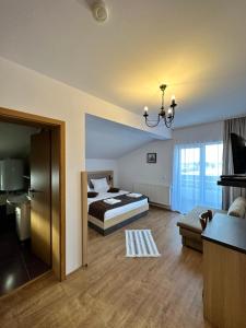 珀尔蒂尼什Vila Paltinis的一间卧室设有一张床和一间客厅。