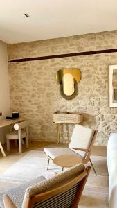 蒙彼利埃La Maison Verchant的客厅配有沙发和桌子