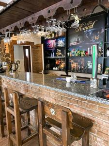 亚布卢尼齐亚Royal Yablunytsya的吧台设有两张木椅的酒吧
